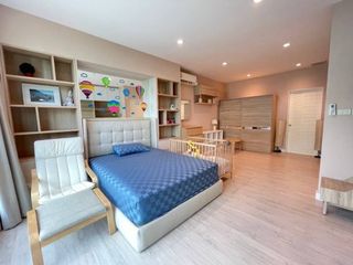 For rent 4 bedrooms house in Watthana, Bangkok