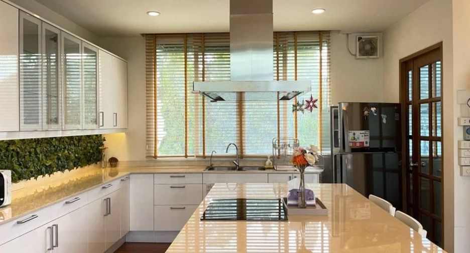 For rent 4 bedrooms house in Watthana, Bangkok