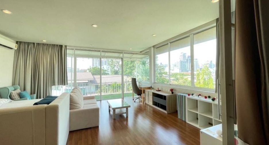 For rent 4 bedrooms house in Watthana, Bangkok