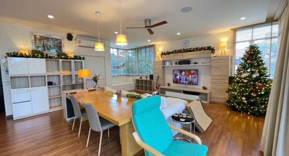 For rent 4 bedrooms house in Watthana, Bangkok