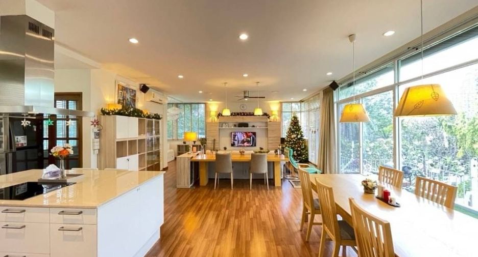 For rent 4 bedrooms house in Watthana, Bangkok