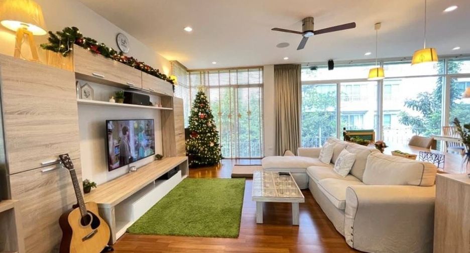 For rent 4 bedrooms house in Watthana, Bangkok
