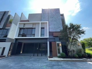 Casa en alquiler de 4 habitaciones en Bang Kapi, Bangkok
