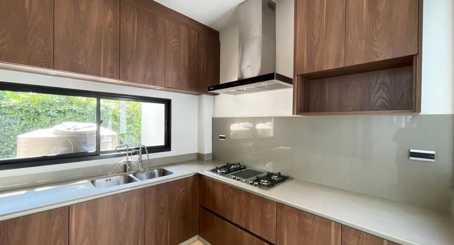 For rent 4 bedrooms house in Bang Kapi, Bangkok