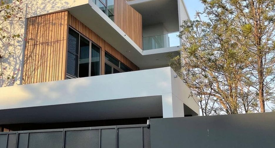 For rent 3 bedrooms house in Saphan Sung, Bangkok