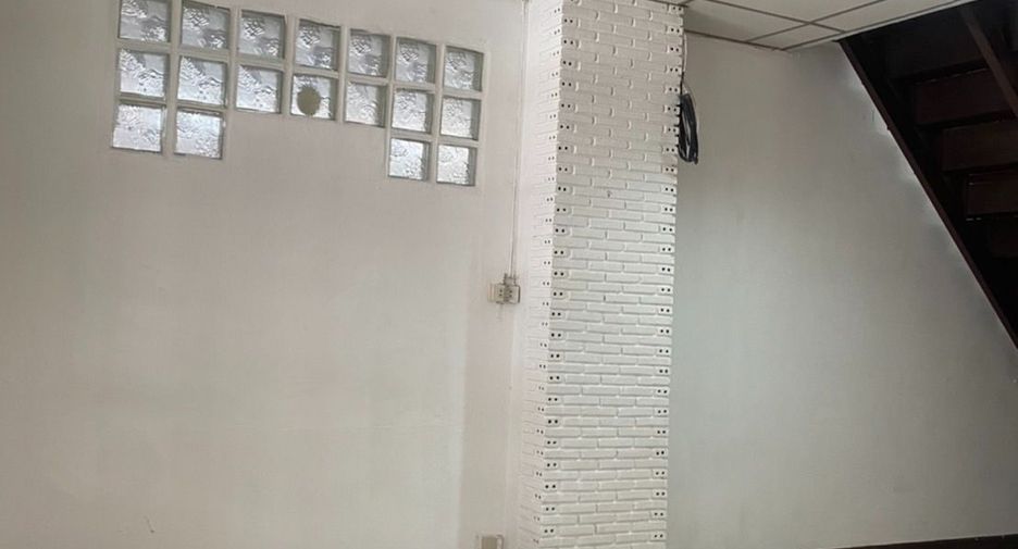 Аренда 2 спальни таунхаус в Пхра Кханонг, Бангкок