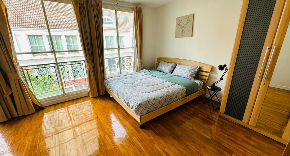 For rent 4 bedrooms townhouse in Watthana, Bangkok