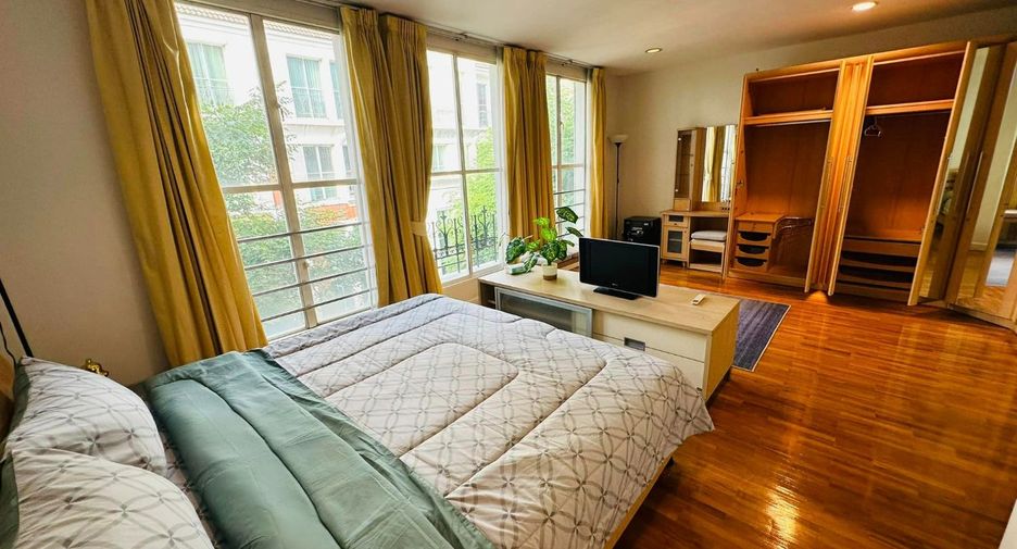 For rent 4 bedrooms townhouse in Watthana, Bangkok
