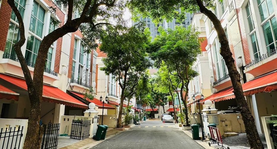 For rent 4 bedrooms townhouse in Watthana, Bangkok