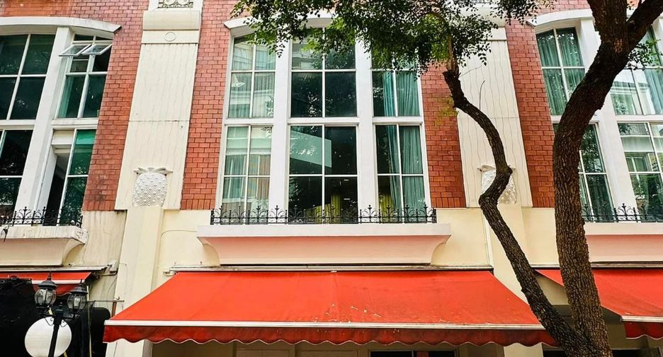 For rent 4 bedrooms townhouse in Watthana, Bangkok