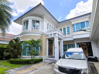 For sale 4 Beds house in Phra Khanong, Bangkok