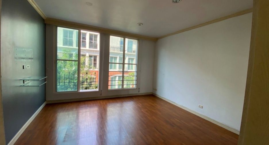 For rent and for sale 4 bedrooms house in Watthana, Bangkok