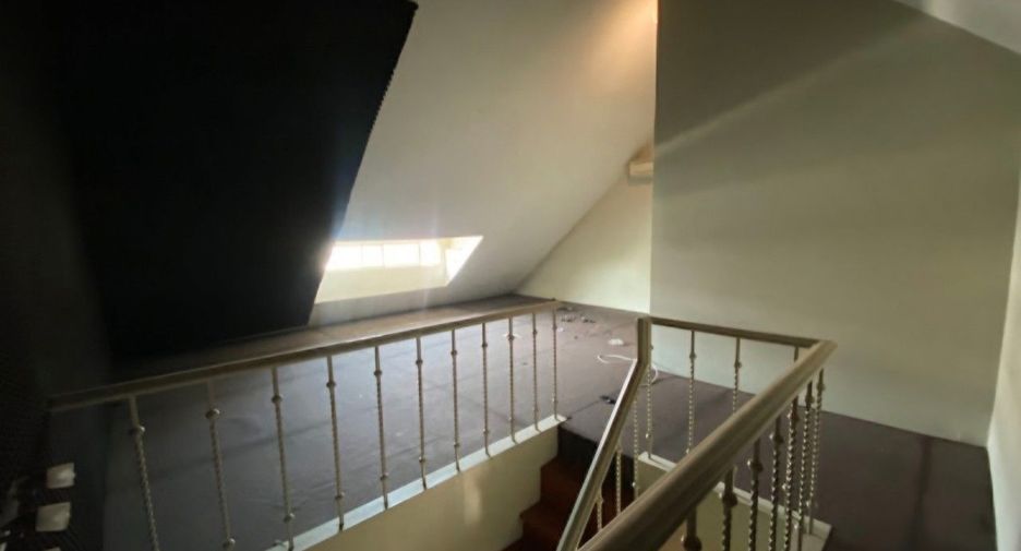For rent and for sale 4 bedrooms house in Watthana, Bangkok