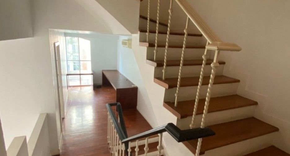 For rent and for sale 4 bedrooms house in Watthana, Bangkok