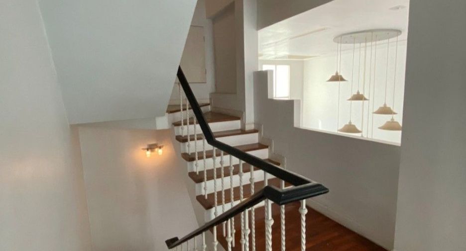 For rent and for sale 4 bedrooms house in Watthana, Bangkok
