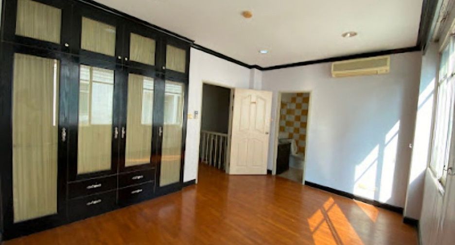 For rent and for sale 4 bedrooms house in Watthana, Bangkok