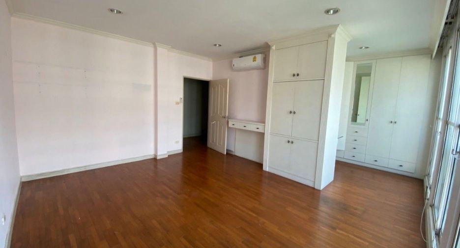 For rent and for sale 4 bedrooms house in Watthana, Bangkok