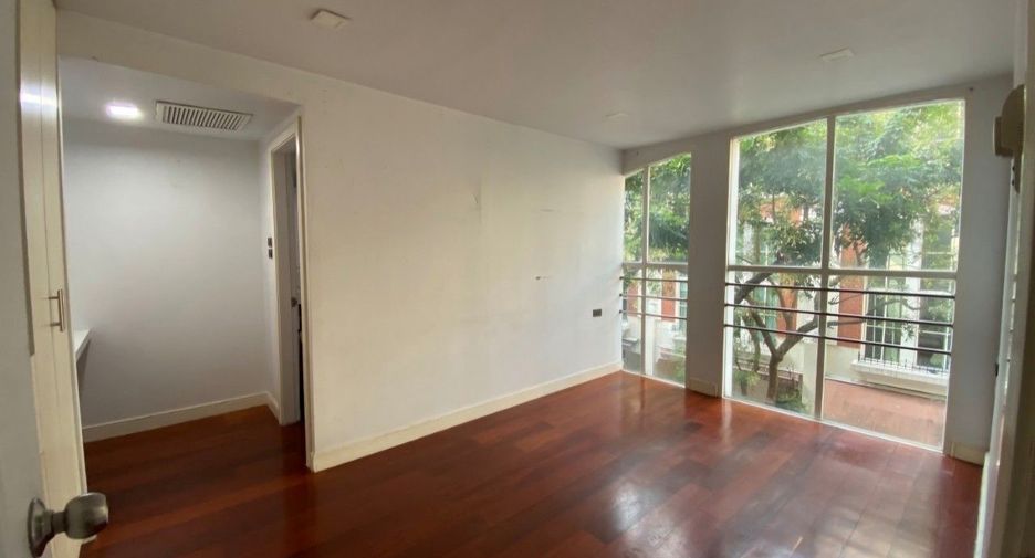 For rent and for sale 4 bedrooms house in Watthana, Bangkok