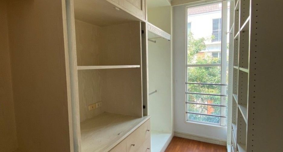 For rent and for sale 4 bedrooms house in Watthana, Bangkok