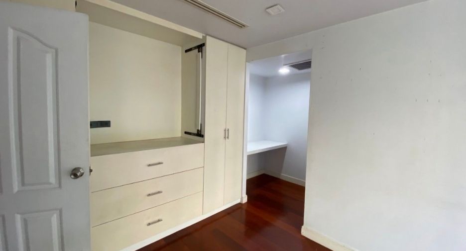 For rent and for sale 4 bedrooms house in Watthana, Bangkok