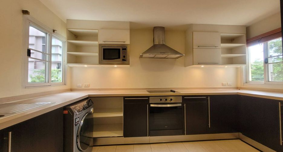 For rent 3 bedrooms apartment in Sathon, Bangkok