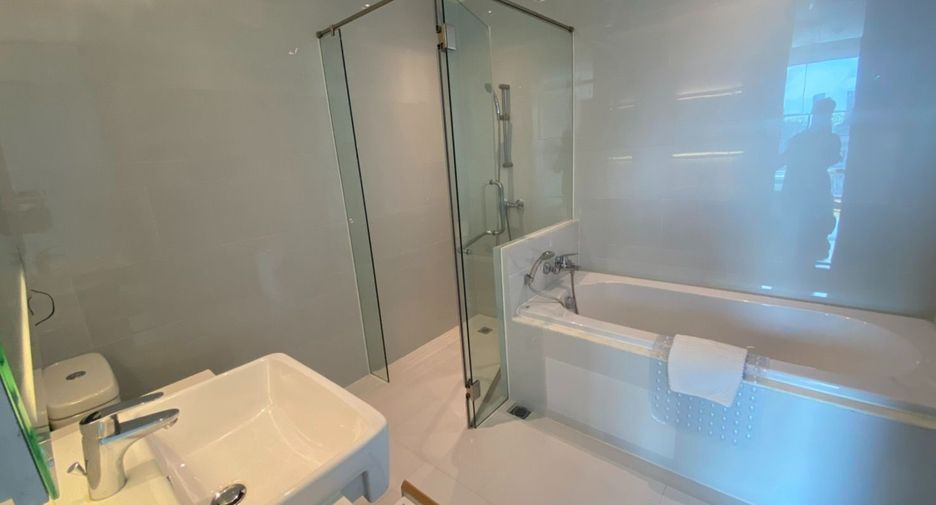 For rent 3 bedrooms apartment in Khlong Toei, Bangkok
