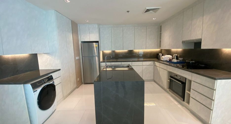 For rent 3 bedrooms apartment in Khlong Toei, Bangkok