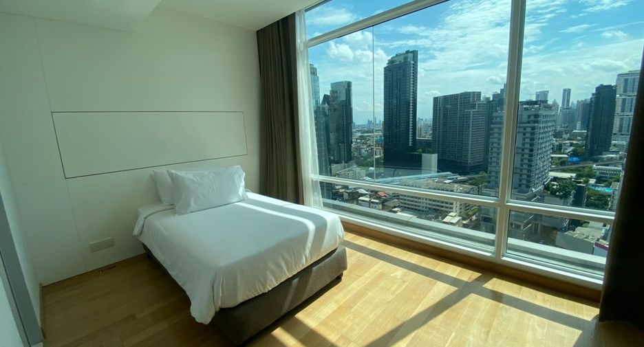 For rent 3 bedrooms apartment in Khlong Toei, Bangkok