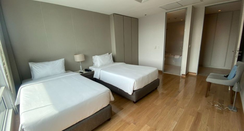 For rent 3 bedrooms apartment in Khlong Toei, Bangkok