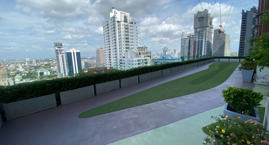 For rent 3 bedrooms apartment in Khlong Toei, Bangkok