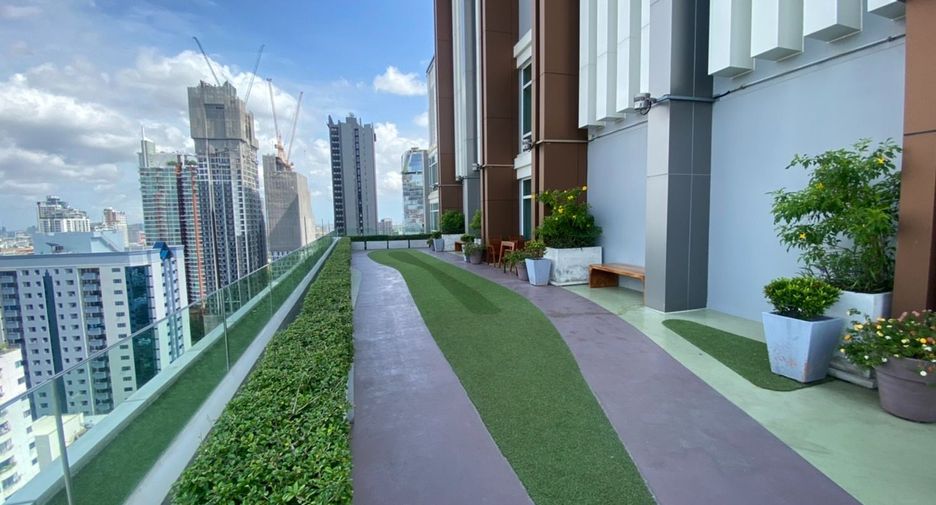 For rent 3 bedrooms apartment in Khlong Toei, Bangkok