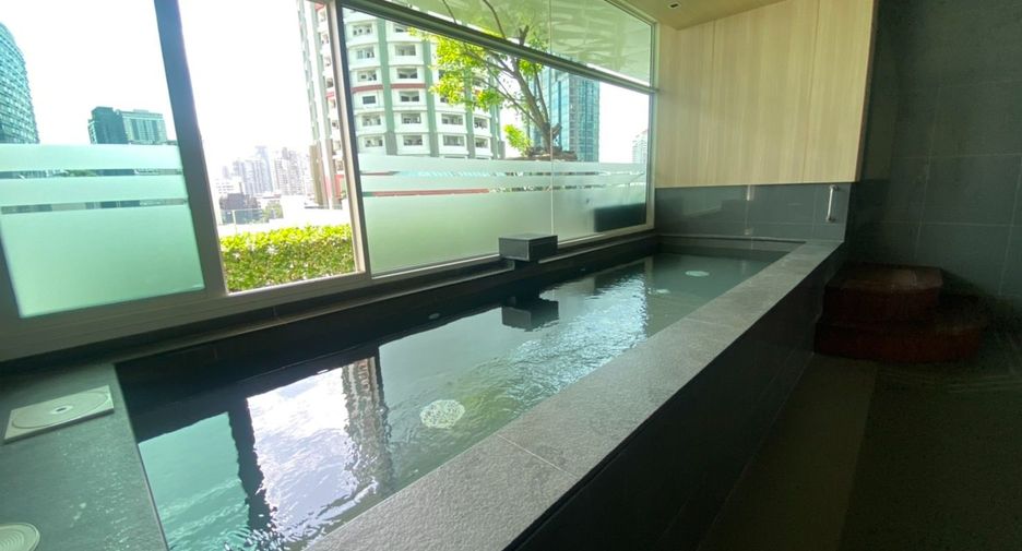 For rent 3 bedrooms apartment in Khlong Toei, Bangkok