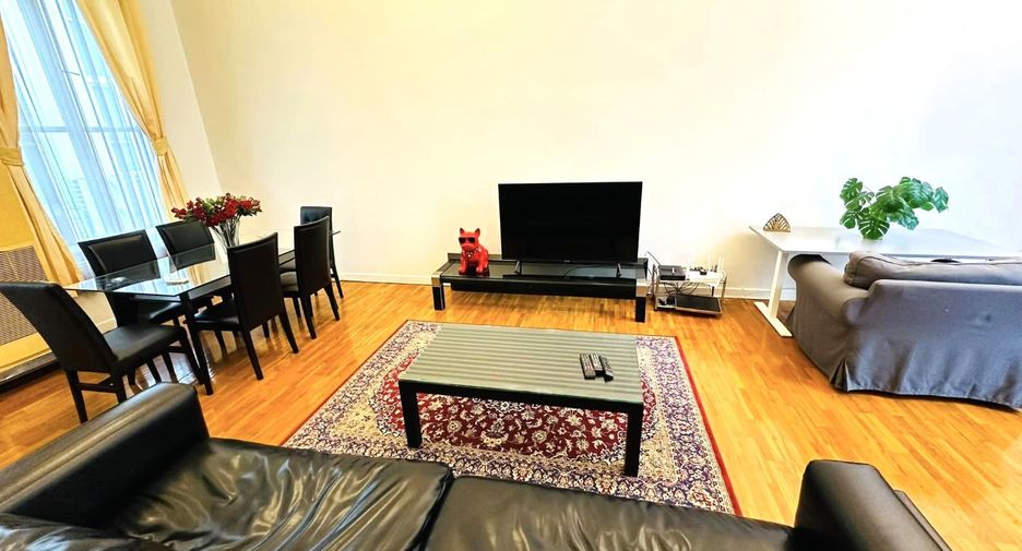 For rent 4 bedrooms townhouse in Watthana, Bangkok
