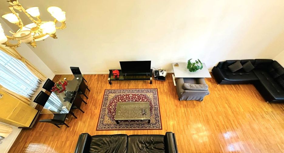 For rent 4 bedrooms townhouse in Watthana, Bangkok
