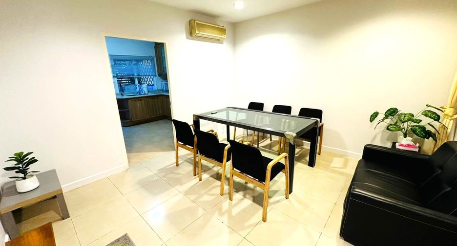 For rent 4 bedrooms townhouse in Watthana, Bangkok