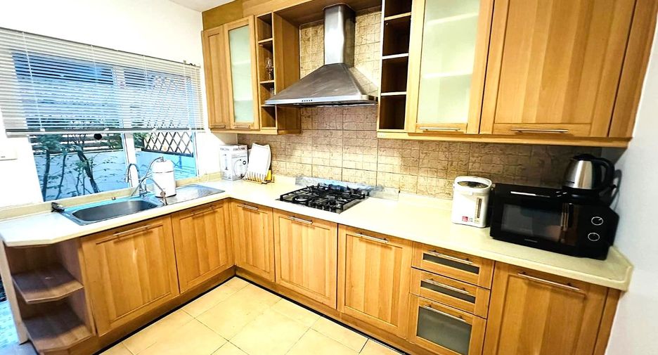 For rent 4 bedrooms townhouse in Watthana, Bangkok