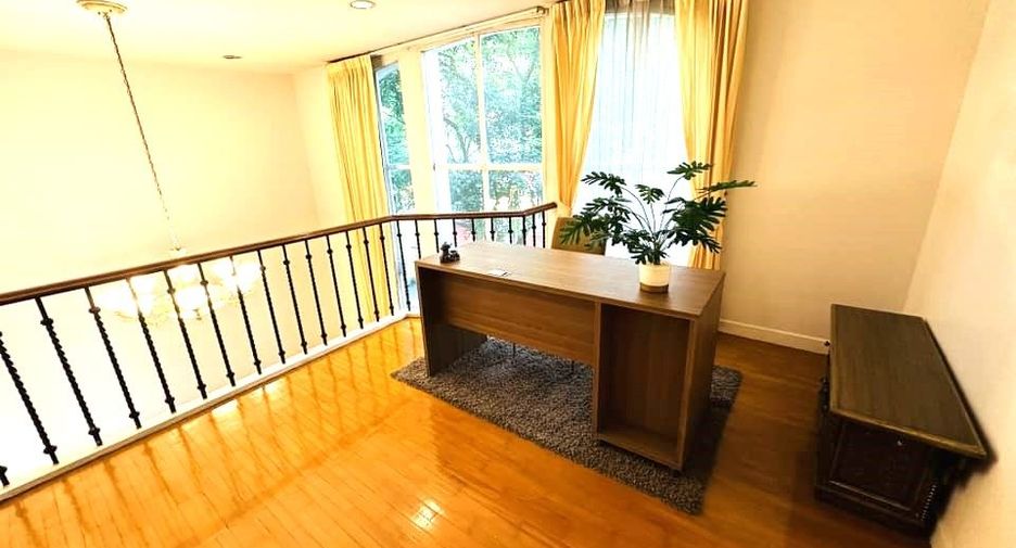 For rent 4 bedrooms townhouse in Watthana, Bangkok