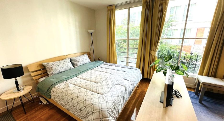 For rent 4 bedrooms townhouse in Watthana, Bangkok