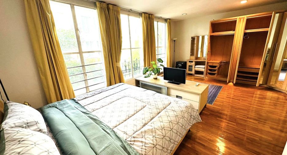 For rent 4 bedrooms townhouse in Watthana, Bangkok