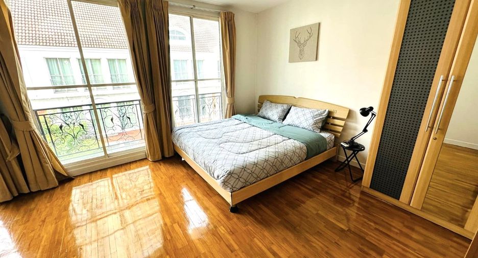 For rent 4 bedrooms townhouse in Watthana, Bangkok