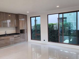 For rent そして for sale 4 Beds house in Bang Kapi, Bangkok