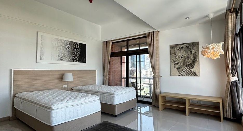 For rent 4 bedrooms condo in Watthana, Bangkok