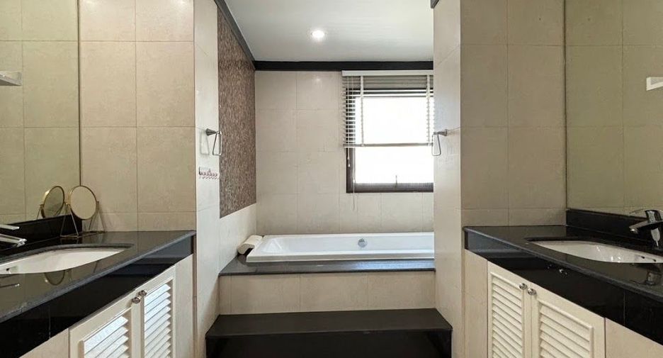 For rent 4 bedrooms condo in Watthana, Bangkok