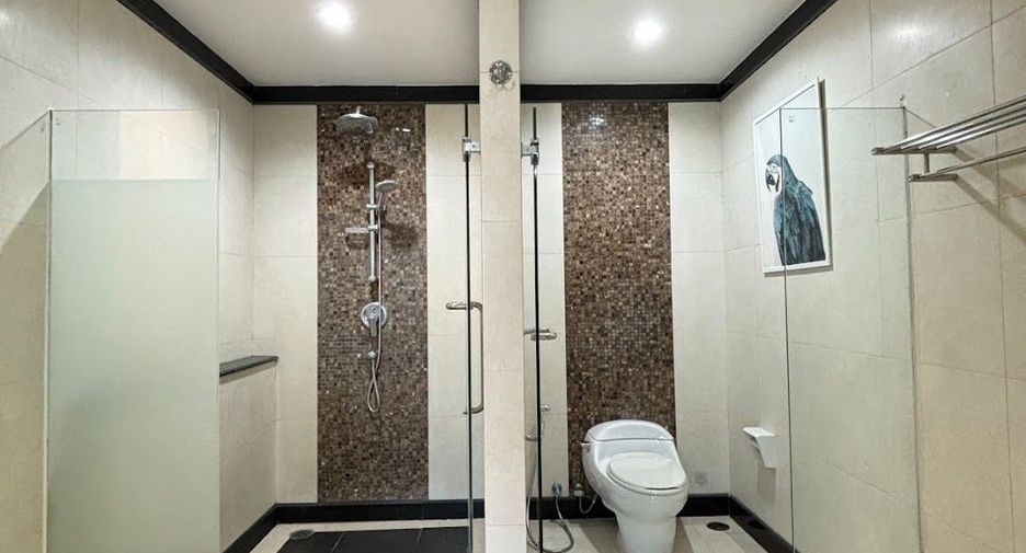 For rent 4 bedrooms condo in Watthana, Bangkok
