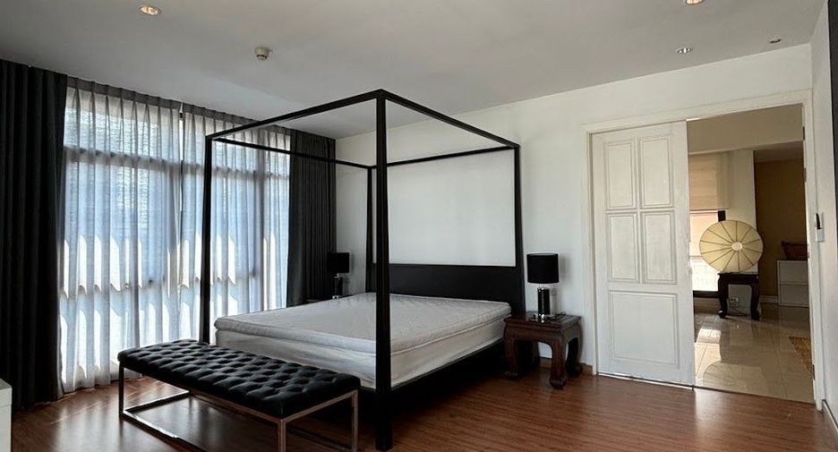 For rent 4 bedrooms condo in Watthana, Bangkok