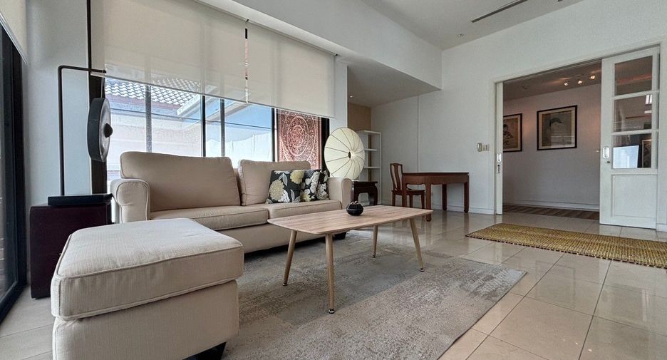 For rent 4 bedrooms condo in Watthana, Bangkok