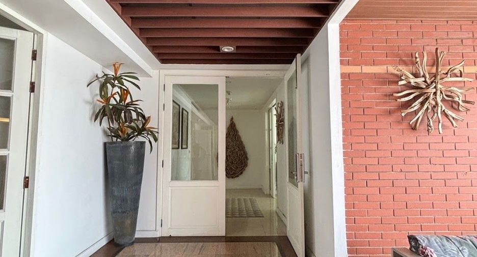 For rent 4 bedrooms condo in Watthana, Bangkok