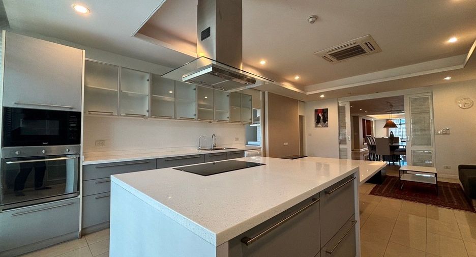 For rent 4 bedrooms condo in Watthana, Bangkok