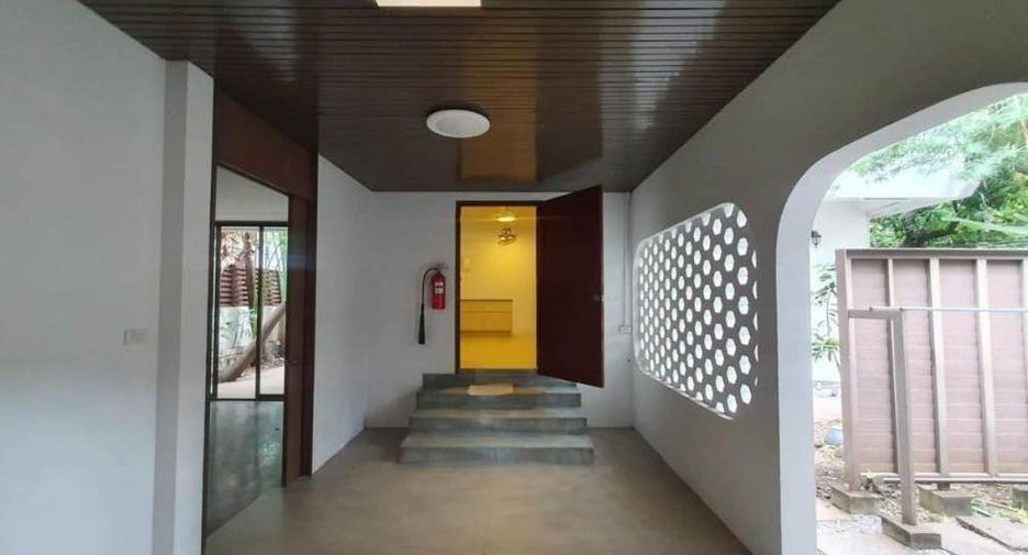 For rent 3 bedrooms condo in Pathum Wan, Bangkok