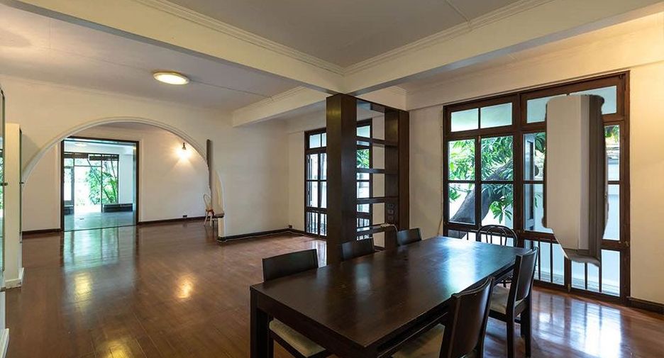 For rent 3 bedrooms condo in Pathum Wan, Bangkok